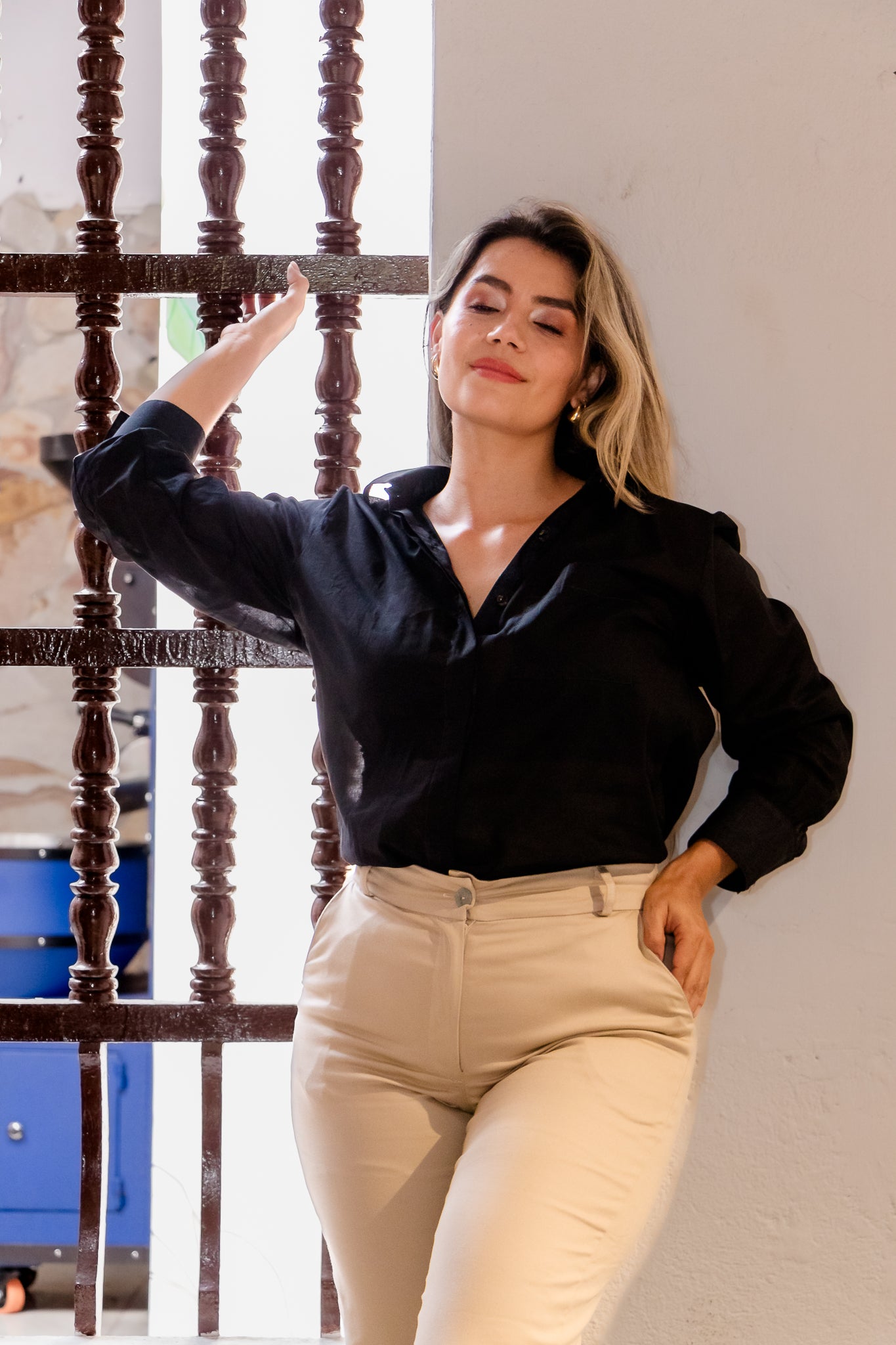 PANTALON SILUETA RECTA, TIRO ALTO.